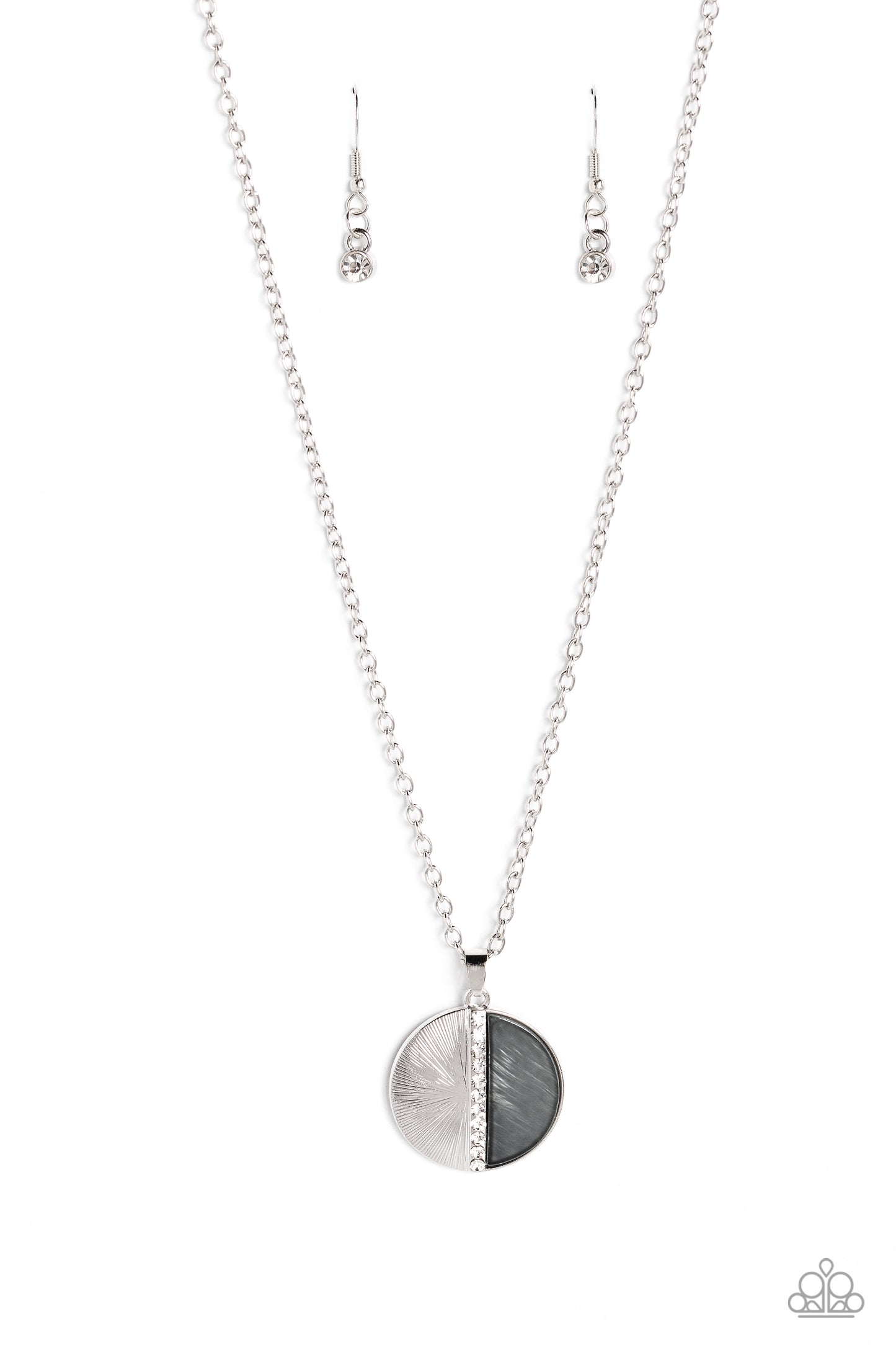 Captivating Contrast - Silver Circle Shell-like Pendant Short Necklace
