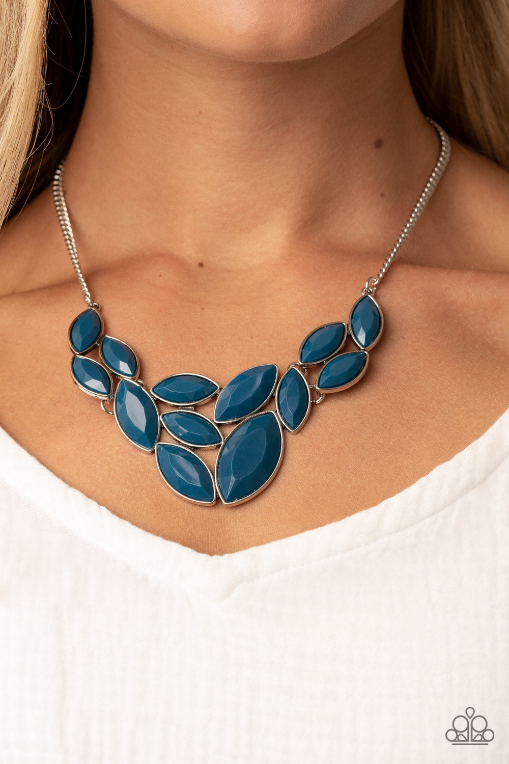 Glitzy Goddess - Blue Gem Bead Short Silver Necklace