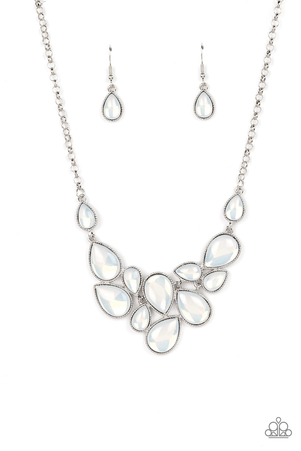 Keeps GLOWING and GLOWING - White Glassy Bead Silver Short Necklace